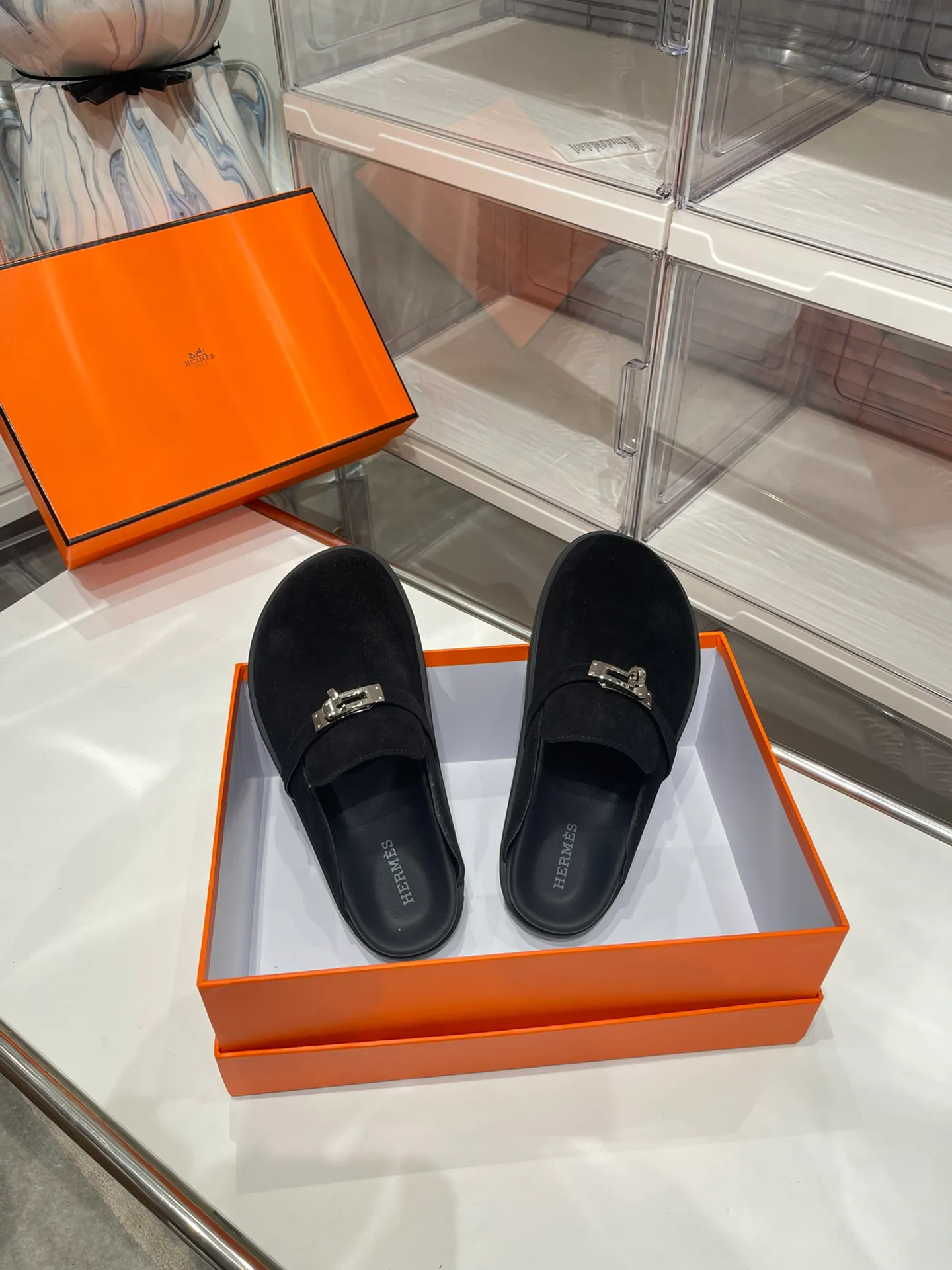 Women's shoes 240 men + 10🐮🐮HERMES Hermes' latest kelly buckle couple's Birkenstock slippers, classic family language design! It looks good no matter how you match it! Casual and high-end feeling, the comfort is also great, with a variety of colorful socks, a trendy sense of high-end ●Upper: imported cow suede ●Inner: imported sheepskin ●Foot pads: imported mixed sheepskin ●Outsole: T women's shoes u non-slip and wear-resistant outsole ●Code number: male 39-44 (45 46 customized) female 35-40 (41 42 customized)